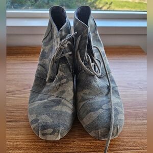 Tom's Camo ankle boots Size W